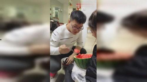 和老公挑战吃瓜视频,甜蜜互动，瓜果飘香