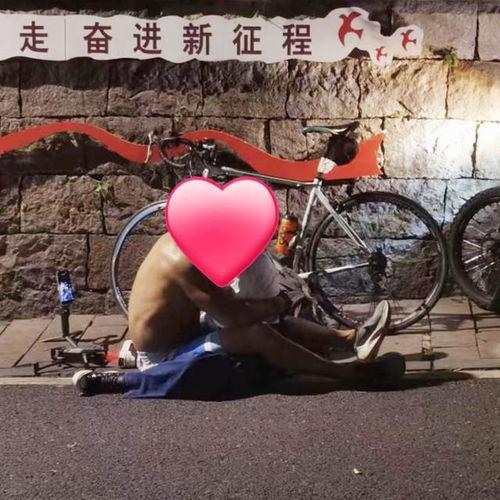 现场实拍吃瓜图片视频,瓜果飘香，共享欢乐时光